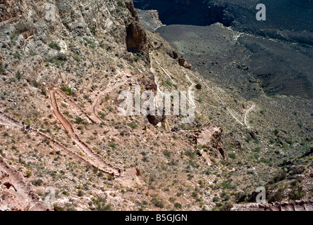 ARIZONA GRAND CANYON vertiginosi vista del South Kaibab Trail come esso si snoda giù attraverso ripidi tornanti da south rim Foto Stock