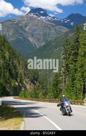 Motociclo viaggia su Washington la Statale 20 nel nord gamma cascata Washington Foto Stock