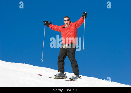 L'uomo urlando su una pista di neve Foto Stock