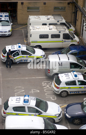 Auto della polizia in un West Yorkshire police station parcheggio auto Foto Stock