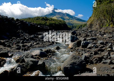 Mount Taranaki dal fiume sassosi, intorno al circuito di montagna, Egmont National Park, North Island, Nuova Zelanda Foto Stock