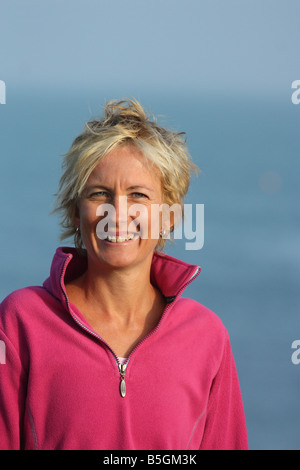Ritratto di una giovane donna bionda all'esterno. Foto Stock