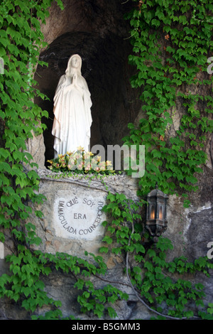 La grotta di Massabielle, statua di Nostra Signora di Lourdes e dei ...
