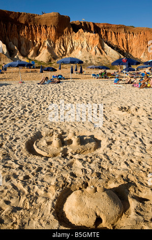 La gente sulla spiaggia,Praia de Falesia,Algarve, Portogallo. Foto Stock