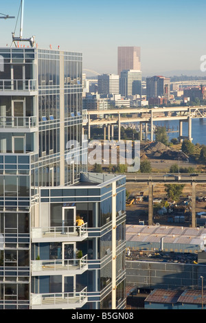 Il fiume Willamette in Portland Oregon colpo da 260 piedi sopra il terreno su una gru da cantiere. Foto Stock