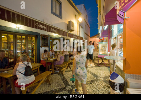 Scena di strada in Alvor al crepuscolo , , Algarve Portogallo Foto Stock