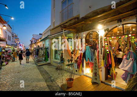 Scena di strada in Alvor al crepuscolo , , Algarve Portogallo Foto Stock