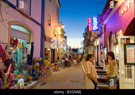 Scena di strada in Alvor al crepuscolo , , Algarve Portogallo Foto Stock