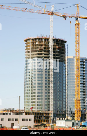 Elevato aumento costruzioni gru sul fiume Willamette in Portland Oregon. Foto Stock