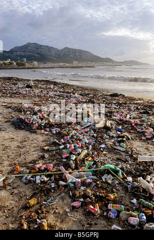 Rifiuti umani è lavato a terra dopo una tempesta sulla Corniche a Marsiglia, Francia. Foto Stock