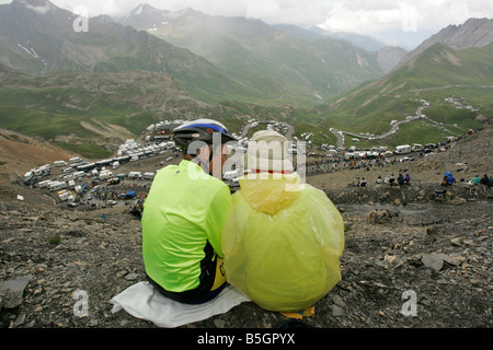 Gli spettatori presso il Tour de France sul Col du Galibier attendere per i piloti. Foto Stock