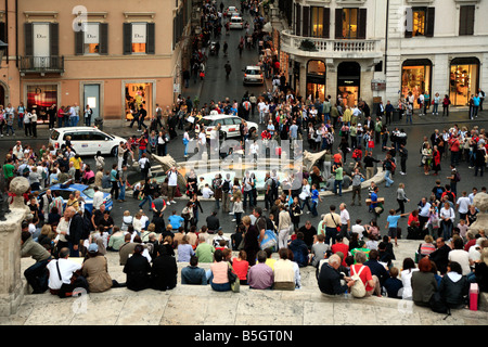 Visualizza in basso la scalinata di Piazza di Spagna per la Fontana della Barcaccia e la Via Condotti Piazza di Spagna Roma Italia Foto Stock