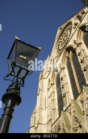Città di York, Inghilterra. Lampada posta al di fuori del transetto sud e l'entrata principale per la York Minster. Foto Stock