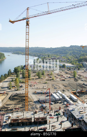 Elevato aumento costruzioni gru sul fiume Willamette in Portland Oregon. Foto Stock