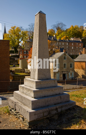 Questo monumento segna la posizione originale della John Brown's "Fort', o casa del motore, al harpers Ferry, West Virginia. Foto Stock