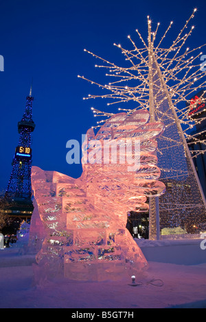 Sapporo Giappone Sapporo torre della TV si erge sopra il Festival annuale della neve nel Parco Odori scena notturna con sculture di ghiaccio e luci Foto Stock