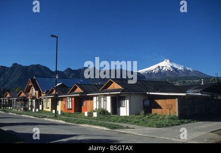 Case di legno nel sobborgo residenziale di Pucon, vulcano Villarrica sullo sfondo, regione de la Araucania, Cile Foto Stock