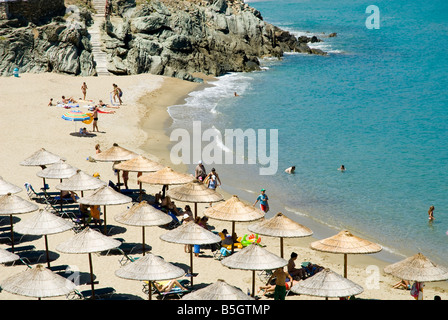 Sunbends e sfumature sulla spiaggia di Kolimbithra Tinos Grecia Foto Stock