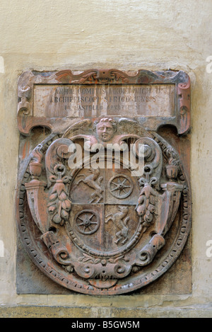 Cartiglio con Bratislava stemma sollievo al cortile di Stara Radnica Vecchio Municipio di Bratislava in Slovacchia Foto Stock
