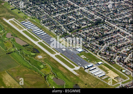 Vista aerea al di sopra di Petaluma municipal airport (O69) in Sonoma County in California e adiacente immobili residenziali e di un campo da golf Foto Stock