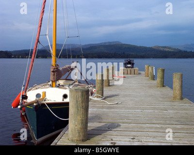 Bassa molo di legno sul Lago di Windermere Cumbria Foto Stock