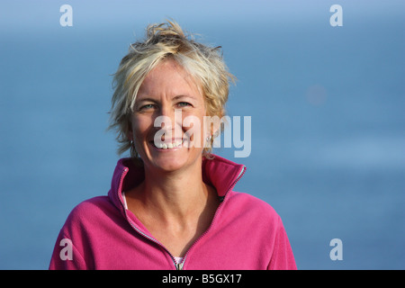 Ritratto di una giovane donna bionda all'esterno. Foto Stock