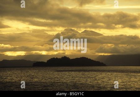 Moody Skies sopra Isla de las Cabras, Lago Todos los Santos, Parco Nazionale Vicente Perez Rosales, Cile Foto Stock