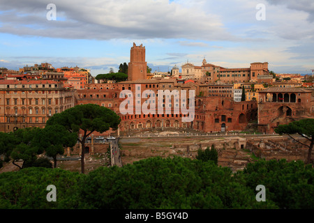 Vista sul Forum verso i mercati di Traiano e Torre delle Milizie Roma Italia Foto Stock