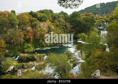 Skradinski buk cascate del fiume Krka in autunno sole Parco Nazionale di Krka Dalmazia Croazia Europa Foto Stock
