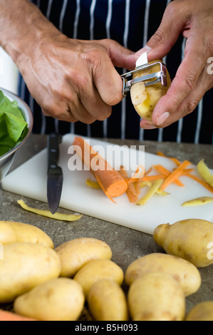 Uomo maturo la pelatura di patate Foto Stock