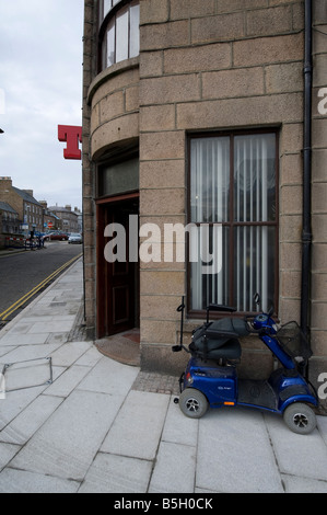 L'Unione Bar lavora uomini club nella città di pescatori di Peterhead, Aberdeenshire con un invalido auto parcheggiate al di fuori Foto Stock