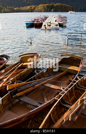 Riga di legno barche legata al lago di Windermere in Cumbria,Inghilterra. Foto Stock