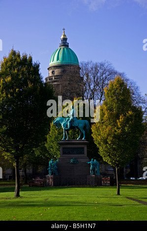 Cupola di West Register House e la statua di 'Albert principe consorte', Charlotte Square, Edinburgh, Regno Unito, Europa Foto Stock