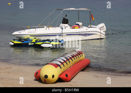 Power Boat con banana inflatible in gomma e pneumatici utilizzati per dare giostre con nessuno circa. Foto Stock