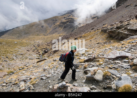 Woman trekking fino a Siete Lagunas nelle montagne della Sierra Nevada, Andalusia nel sud della Spagna Foto Stock