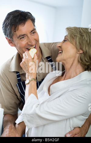 Donna Uomo di alimentazione con una fetta di baguette Foto Stock