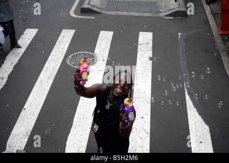 Un felice bubble machine fornitore su strade di Manhattan Foto Stock