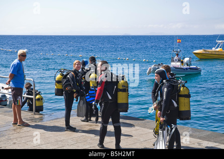 Dh PUERTO DEL CARMEN LANZAROTE turisti subacquei ottenere pronto ad andare in viaggio di immersione Foto Stock
