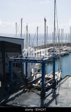 dh Marina PUERTO CALERO LANZAROTE Grande gru di sollevamento dryingdocking oceano andare yacht verricello paranco asciutto dock Foto Stock