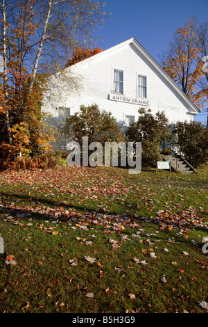 Antrim Grange durante i mesi autunnali si trova a Antrim New Hampshire USA Foto Stock