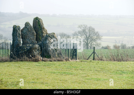 Whispering Knights Neolitico camera di sepoltura al Rollright Stones Stone Circle Oxfordshire Inghilterra Foto Stock