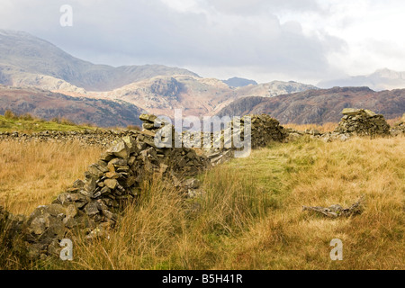 Le mura in pietra con montagne contro il cielo nuvoloso . Foto Stock