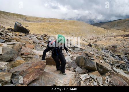 Woman trekking fino a Siete Lagunas nelle montagne della Sierra Nevada, Andalusia nel sud della Spagna Foto Stock