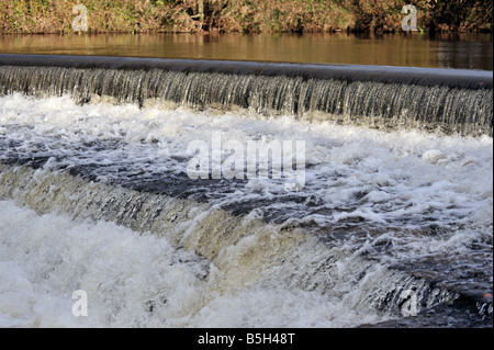 Weir sul fiume Wenning. Hornby, Lancashire, Inghilterra, Regno Unito, Europa. Foto Stock