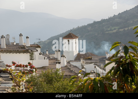 Vista sopra le bianche Andelucian villaggio di Capileira in Sierra Nevada in Spagna meridionale Foto Stock