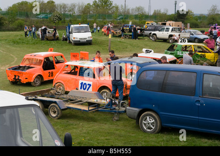 Zona Pit Smallfield canalina Surrey Banger Racing stock cars Foto Stock