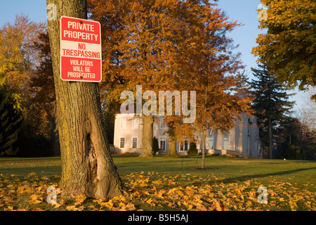Grosse Pointe Farms Michigan un nessun segno sconfinamenti postato su un albero al di fuori di un costoso casa sul lago St Clair Foto Stock