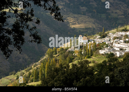 Imbiancato villaggio andaluso di Bubion nella valle di Poqueira Sierra Nevada mountain range Alpujarra Spagna Foto Stock