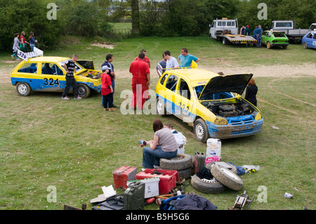 Zona Pit Smallfield canalina Surrey Banger Racing stock cars Foto Stock