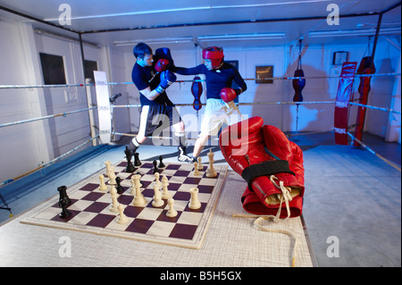 I concorrenti si affrontano in turni alternati in anello e sulla scheda in un nuovo sport noto come chess boxing Foto Stock